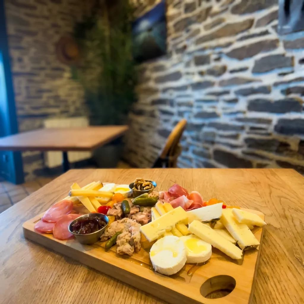 Planche de fromages et charcuterie